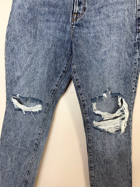 8/29 Classic Distressed Jean
