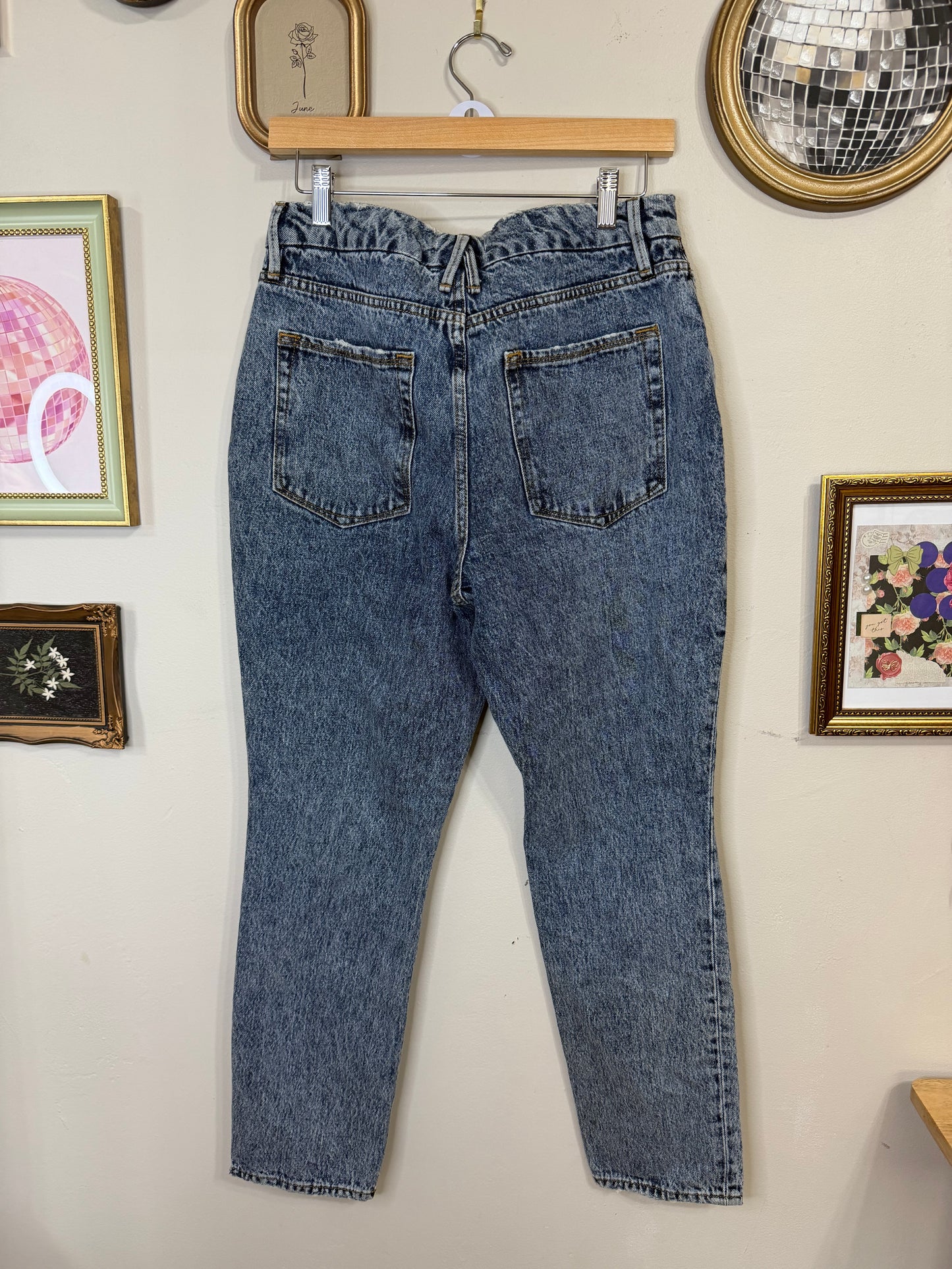 8/29 Classic Distressed Jean