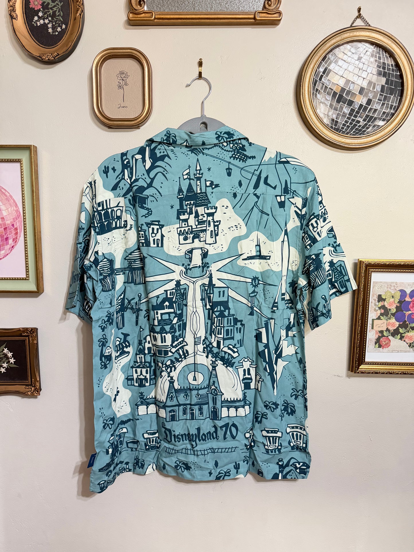 Med & Large NWT DISNEY Vault 70 Printed Button Up