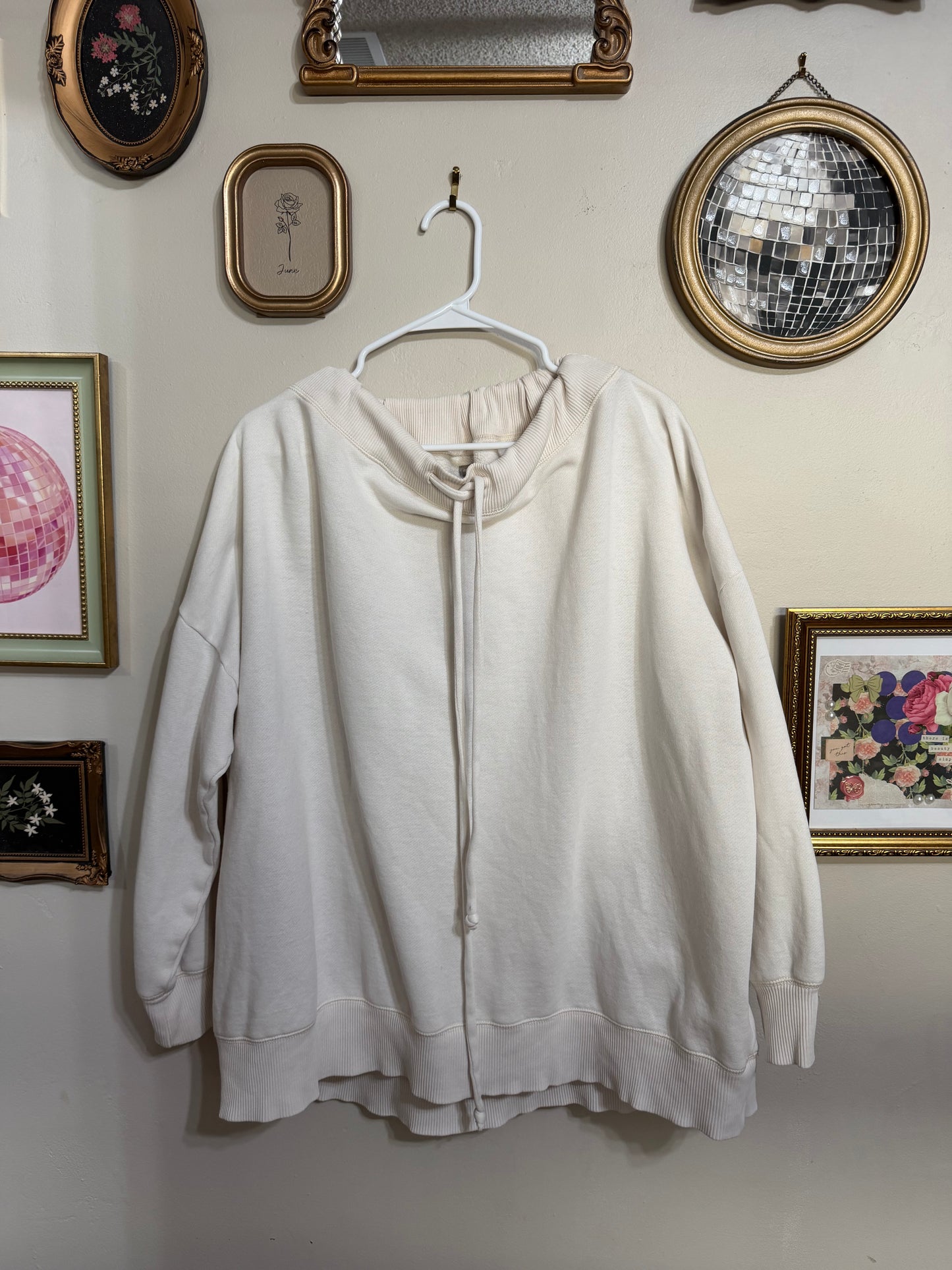 XL Tie Collar Sweatshirt *small call out