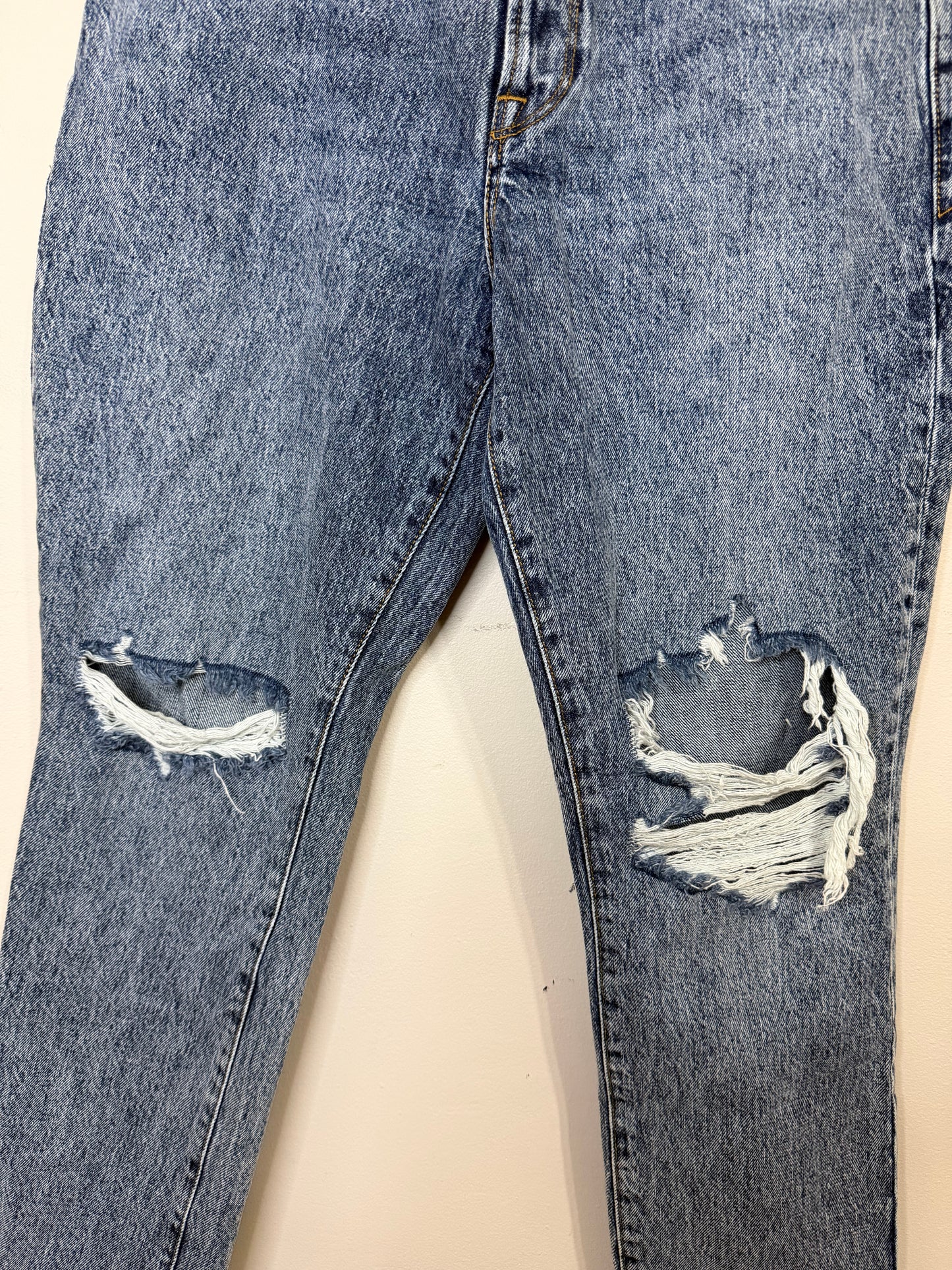8/29 Classic Distressed Jean