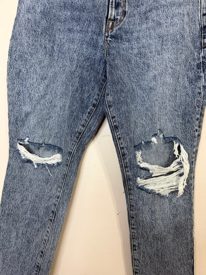 8/29 Classic Distressed Jean