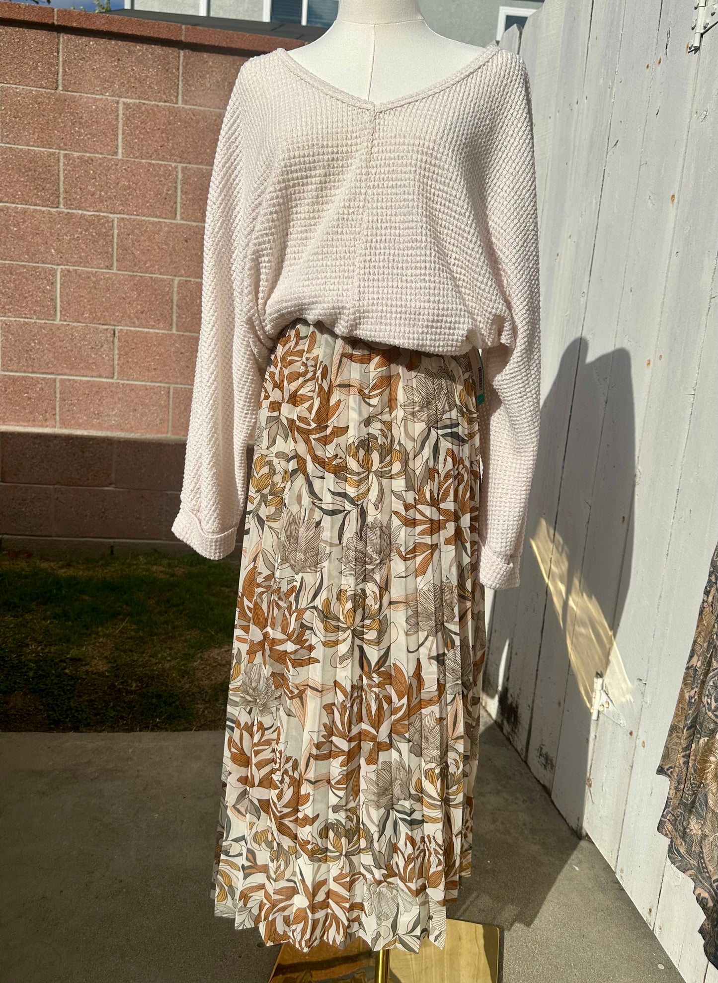 NWT XXL Off White Pattern Skirt