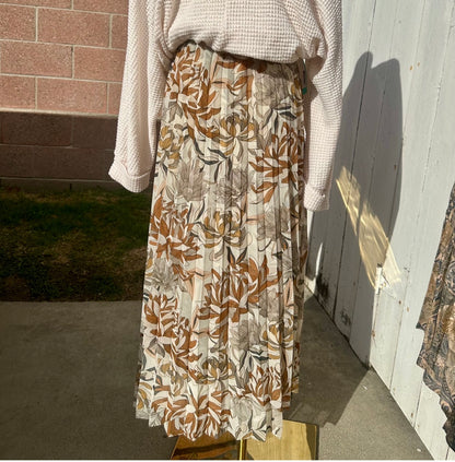 NWT XXL Off White Pattern Skirt