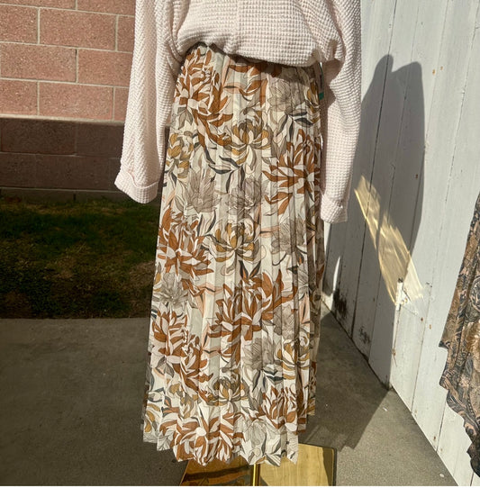 NWT XXL Off White Pattern Skirt