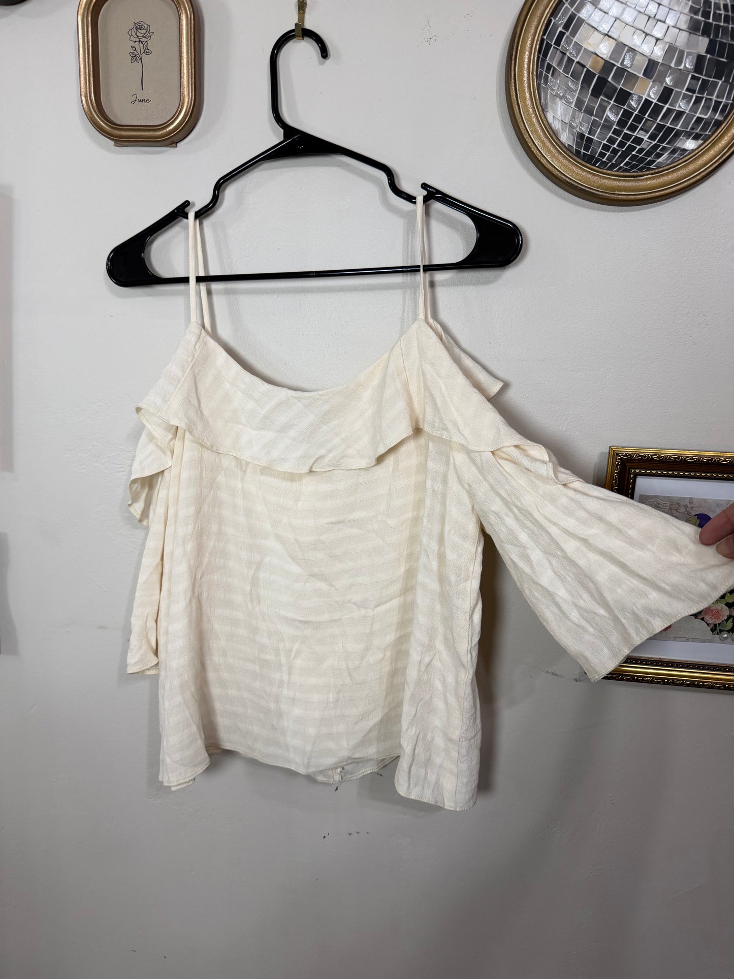 US 10 Cream Ruffle Top 3/4 Sleeve