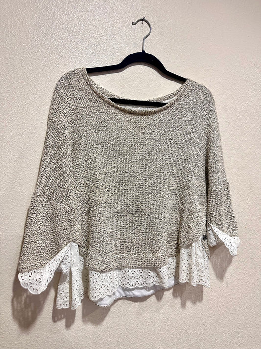 Medium Quarter Sleeve Blouse w/ Ruffle Detail