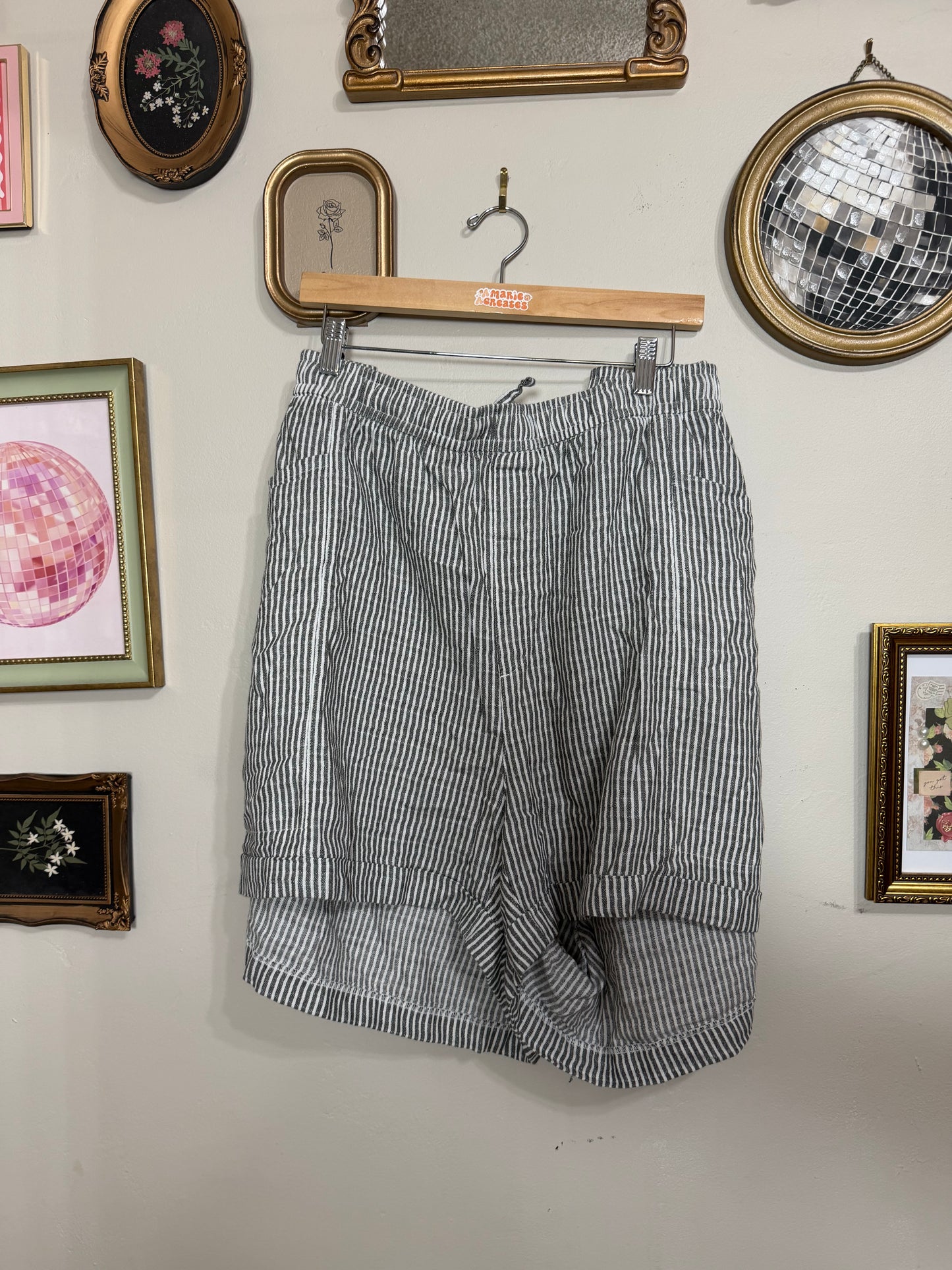 4x Black White Striped Shorts